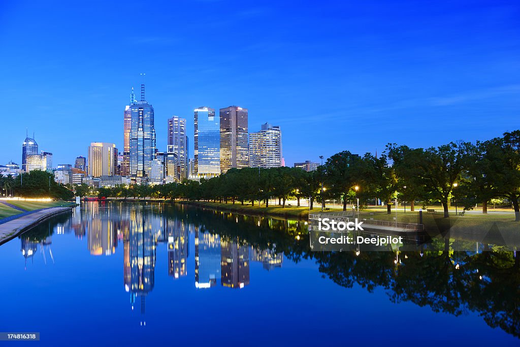 Melbourne City Skyline e Rio Yarra na noite na Austrália - Royalty-free Anoitecer Foto de stock