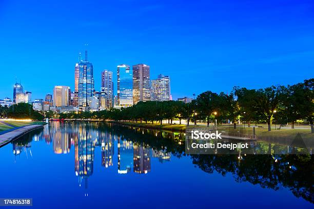 Melbourne City Skyline E Rio Yarra Na Noite Na Austrália - Fotografias de stock e mais imagens de Anoitecer