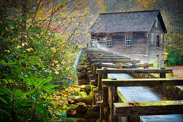 mingus mill, oconaluftee cherokee, en caroline du nord, états-unis - rapid appalachian mountains autumn water photos et images de collection