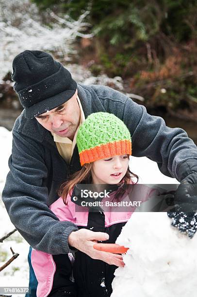 Gebäude Einen Schneemann Stockfoto und mehr Bilder von Schneemann - Schneemann, Bauen, Enkelin