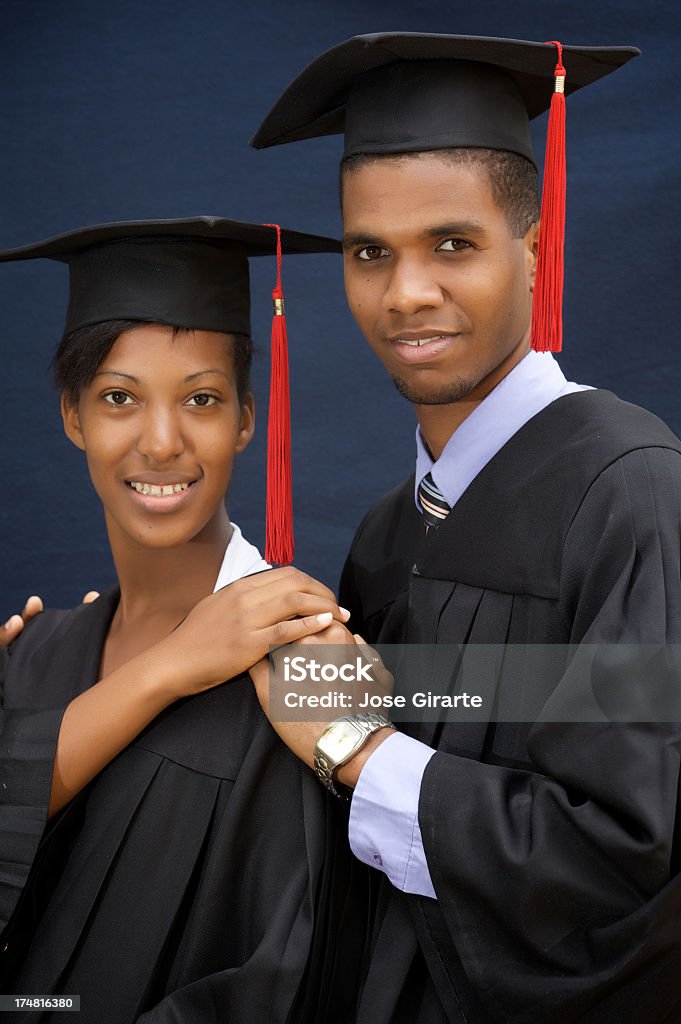 Двух студентов в Выпускной костюм - Стоковые фото 20-24 года роялти-фри