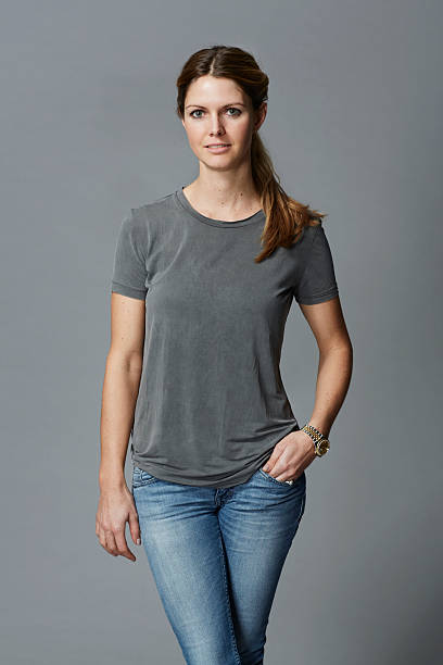 портрет среднего возраста женщина в серой футболке - gray shirt стоковые фото и изображения