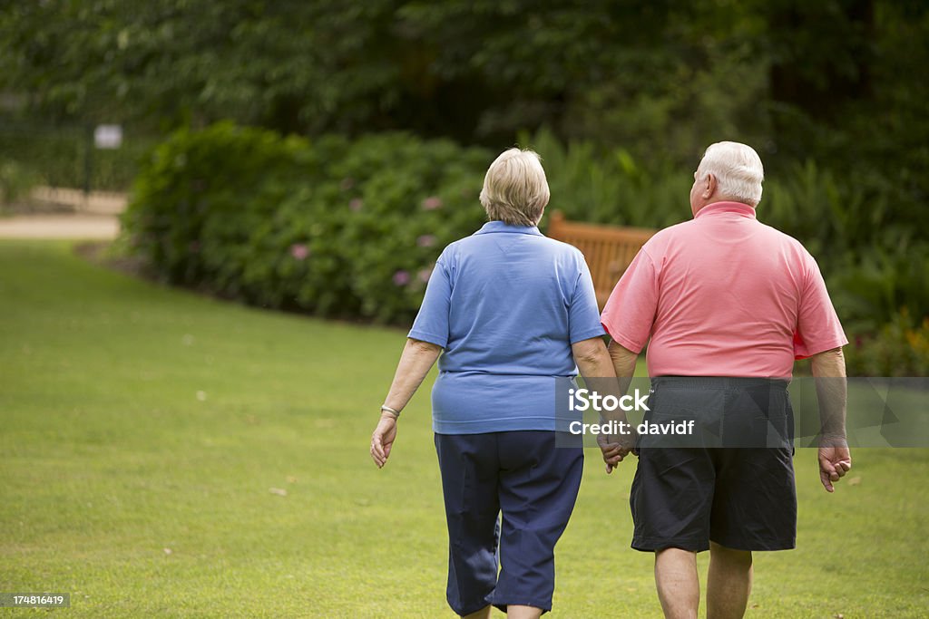 Casal sênior de mãos dadas - Foto de stock de 60 Anos royalty-free