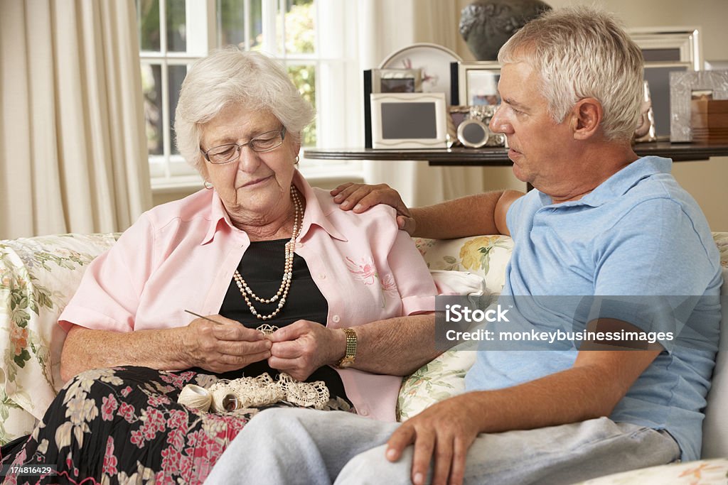 Adulti Senior madre figlio visitare triste seduto sul divano - Foto stock royalty-free di Figlio maschio