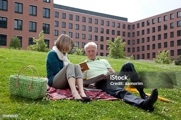 Foto de Casal Idoso Lendo No Parque e mais fotos de stock de 50 Anos - 50 Anos, 55-59 anos, 60 Anos