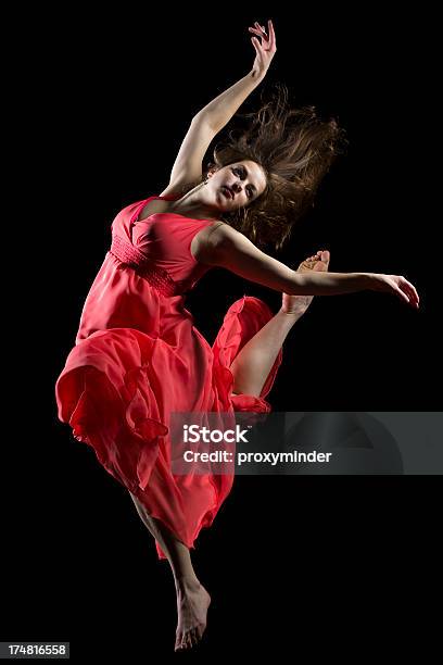 La Ballerina In Midair Su Nero - Fotografie stock e altre immagini di Danza classica - Danza classica, Moderno, Saltare