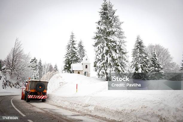 Photo libre de droit de Snow Charrue Et Chapelle En Slovénie Europe banque d'images et plus d'images libres de droit de Activité - Activité, Bande médiane, Catholicisme