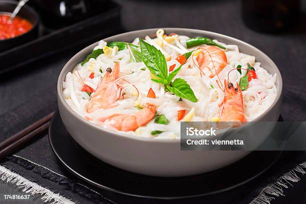 Asiatica Piccante Zuppa Di Tagliolini Di Riso Con I Gamberetti E Basilico - Fotografie stock e altre immagini di Alimentazione sana