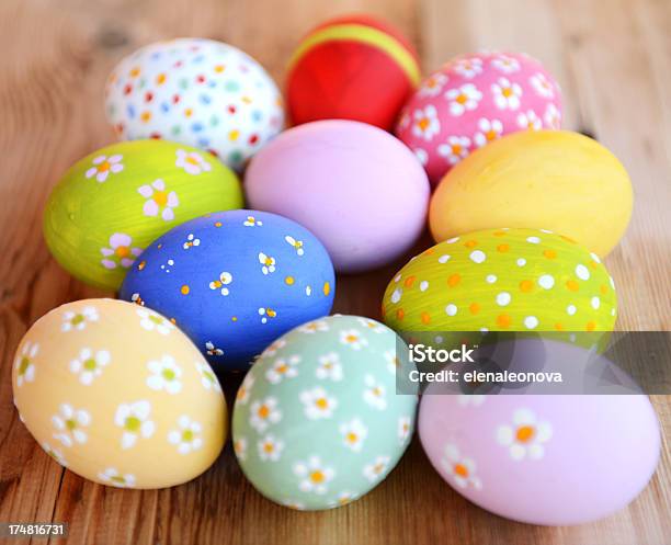 Color De Los Huevos De Pascua Foto de stock y más banco de imágenes de Alimento - Alimento, Amarillo - Color, Azul