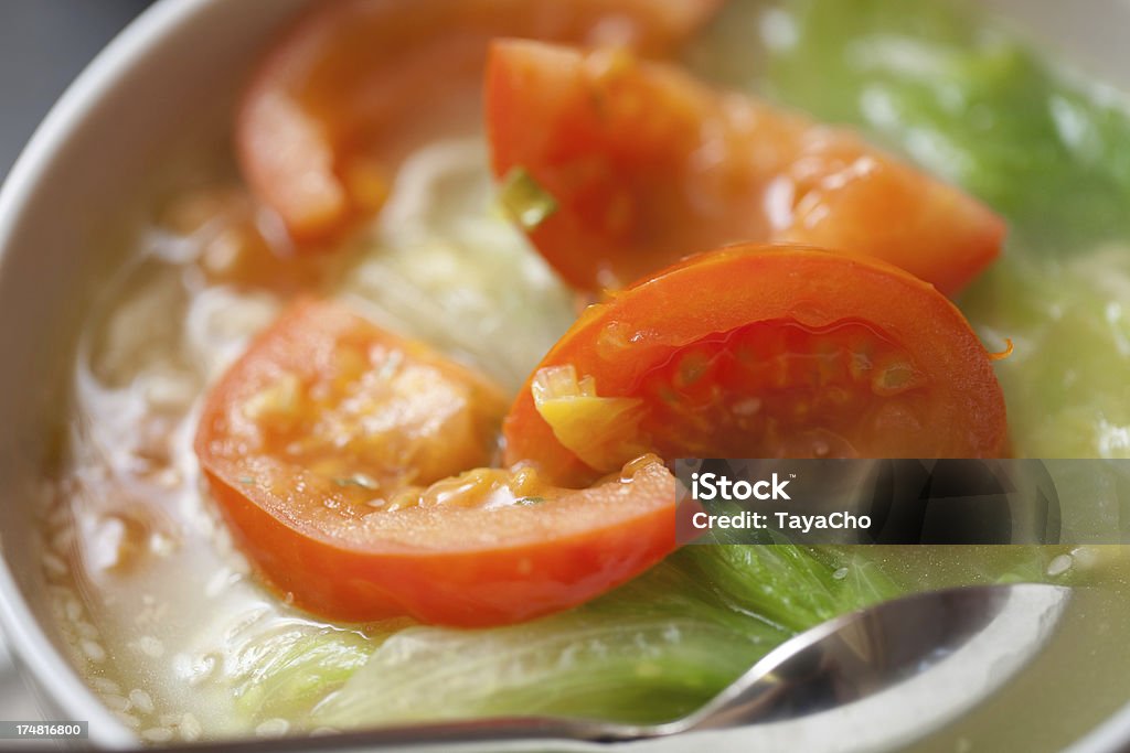 Escaldadas tomate sobre alface - Foto de stock de Alface royalty-free