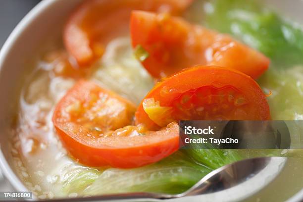 Foto de Escaldadas Tomate Sobre Alface e mais fotos de stock de Alface - Alface, Alimentação Saudável, Bancada de Cozinha - Mobília