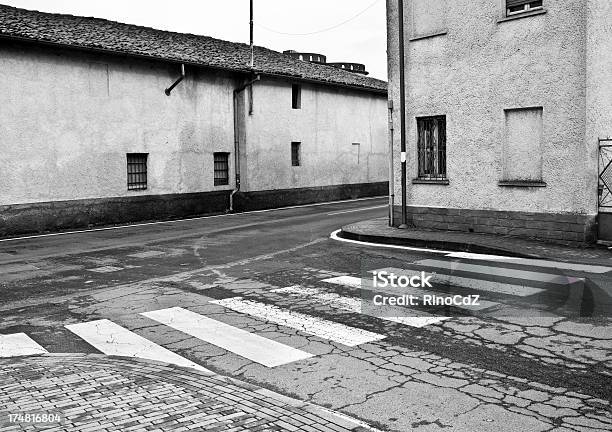 Angolo Di Strada Con Zebra Crossing Bianco E Nero - Fotografie stock e altre immagini di Ambientazione esterna - Ambientazione esterna, Angolo - Descrizione, Asfalto