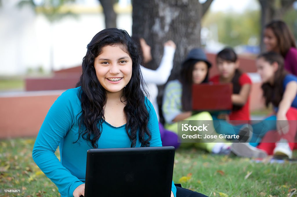 Подросток с ноутбуком - Стоковые фото Латиноамериканская и испанская этническая группа роялти-фри