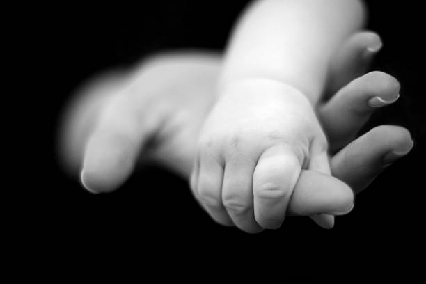 o maior amor - newborn human hand baby father imagens e fotografias de stock