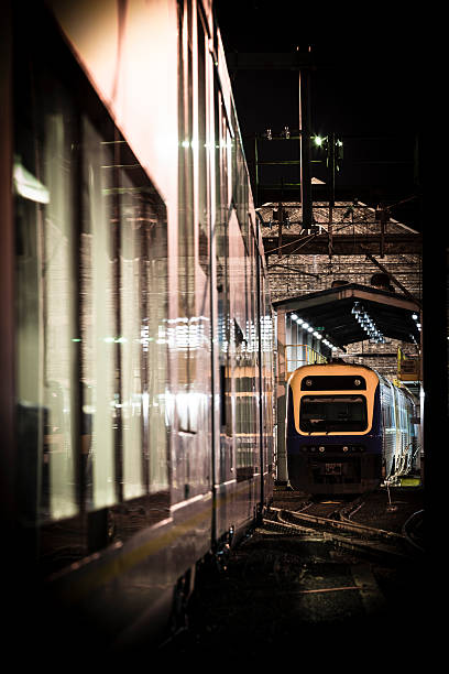 lokomotywa spalinowa - locomotive train night vertical zdjęcia i obrazy z banku zdjęć