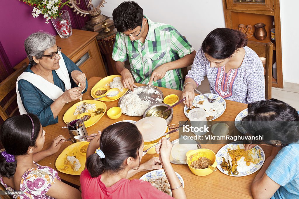 Asiático indiano família aproveitando a refeição juntos - Foto de stock de Comer royalty-free