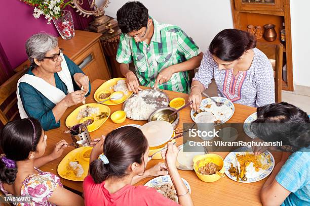 Foto de Asiático Indiano Família Aproveitando A Refeição Juntos e mais fotos de stock de Comer