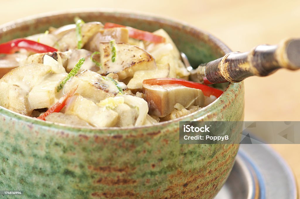 Poterie Bowl de Vert Aubergine Curry servi au riz - Photo de Assiette libre de droits