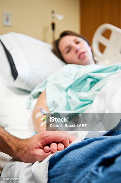 Paciente De Sexo Femenino De Hospital Foto de stock y más banco de imágenes de Esposa - Cónyugue - Esposa - Cónyugue, Esposo, Hospital