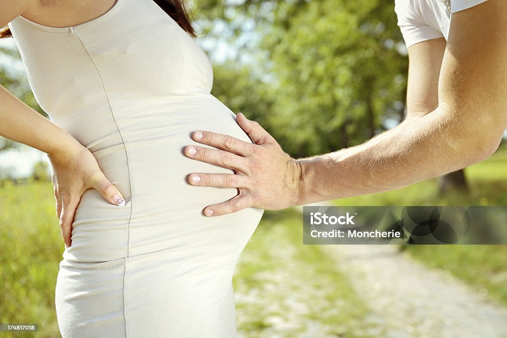 Femme enceinte couple à l'extérieur - Photo de Abdomen libre de droits