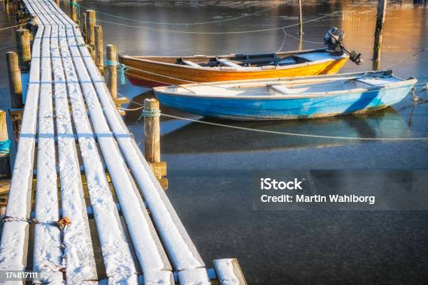 Pequenas Embarcações No Inverno Pontão - Fotografias de stock e mais imagens de Antigo - Antigo, Ao Ar Livre, Atracado