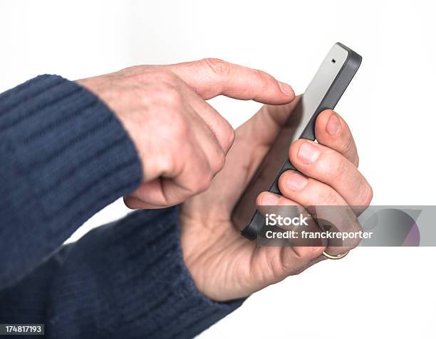 Hand Mit Einem Smartphone Stockfoto und mehr Bilder von Ausrüstung und Geräte - Ausrüstung und Geräte, Berührungsbildschirm, Buchstabe I