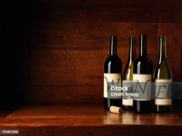 Foto de Vermelho E Branco Garrafas De Vinho Em Uma Mesa De Madeira De Carvalho e mais fotos de stock de Bebida alcoólica