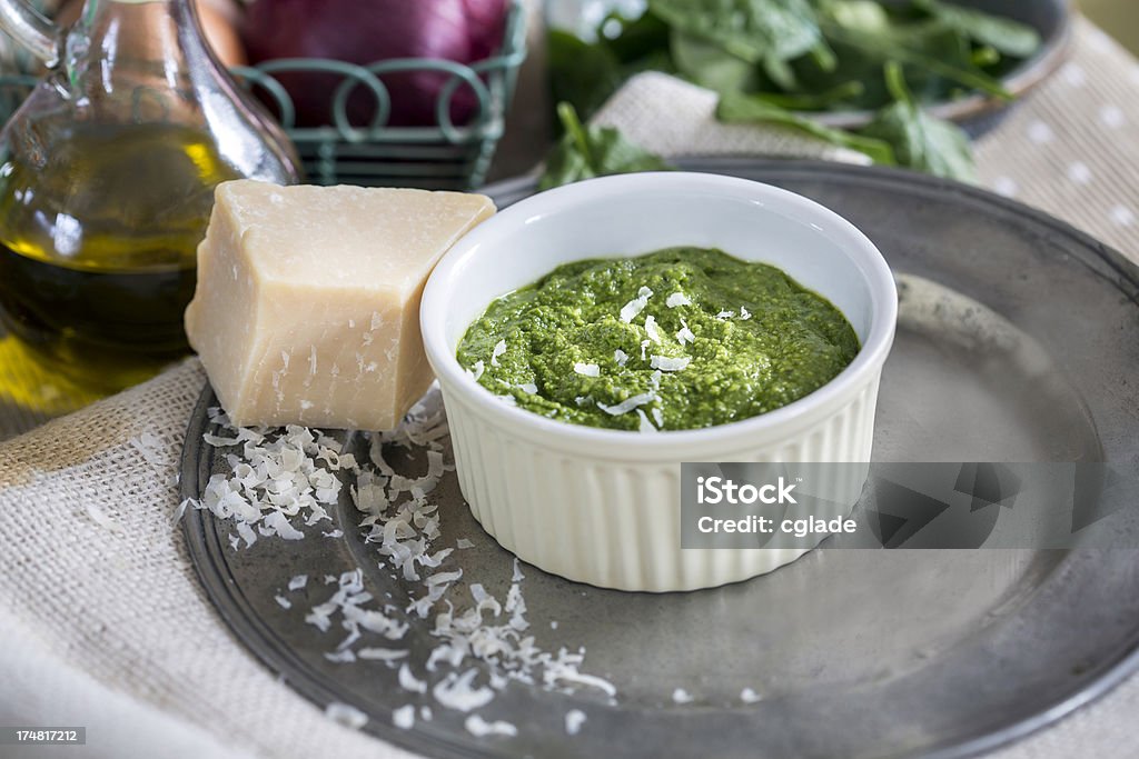 Pesto e parmigiano - Foto stock royalty-free di Aglio - Alliacee