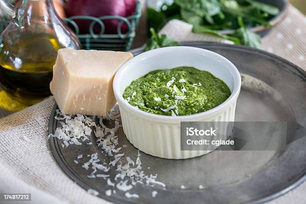 Pesto E Parmesão - Fotografias de stock e mais imagens de Acompanhamento - Acompanhamento, Alho, Comida