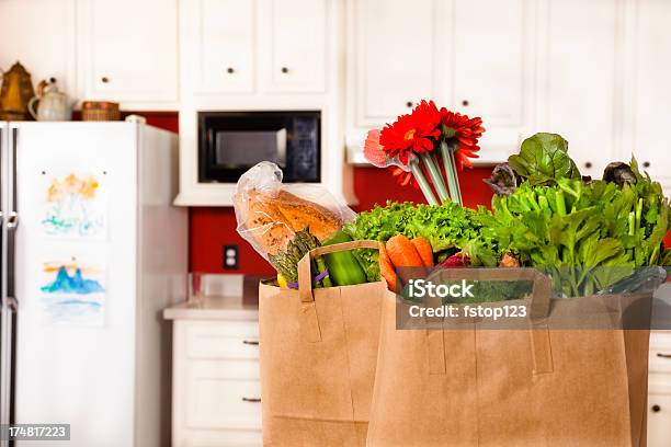 Foto de Comida Sacos De Mantimentos No Balcão De Cozinha e mais fotos de stock de Bolsa - Objeto manufaturado - Bolsa - Objeto manufaturado, Flor, Gêneros alimentícios