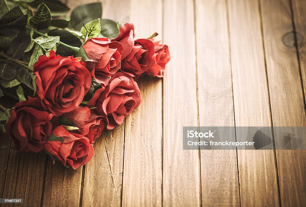 Rote rose bouquet auf vintage Holz - Lizenzfrei Auf Rosen gebettet Stock-Foto