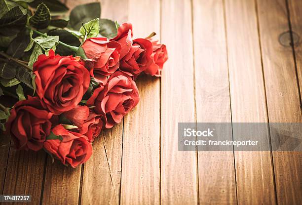 Rote Rose Bouquet Auf Vintage Holz Stockfoto und mehr Bilder von Auf Rosen gebettet - Auf Rosen gebettet, Blatt - Pflanzenbestandteile, Blume