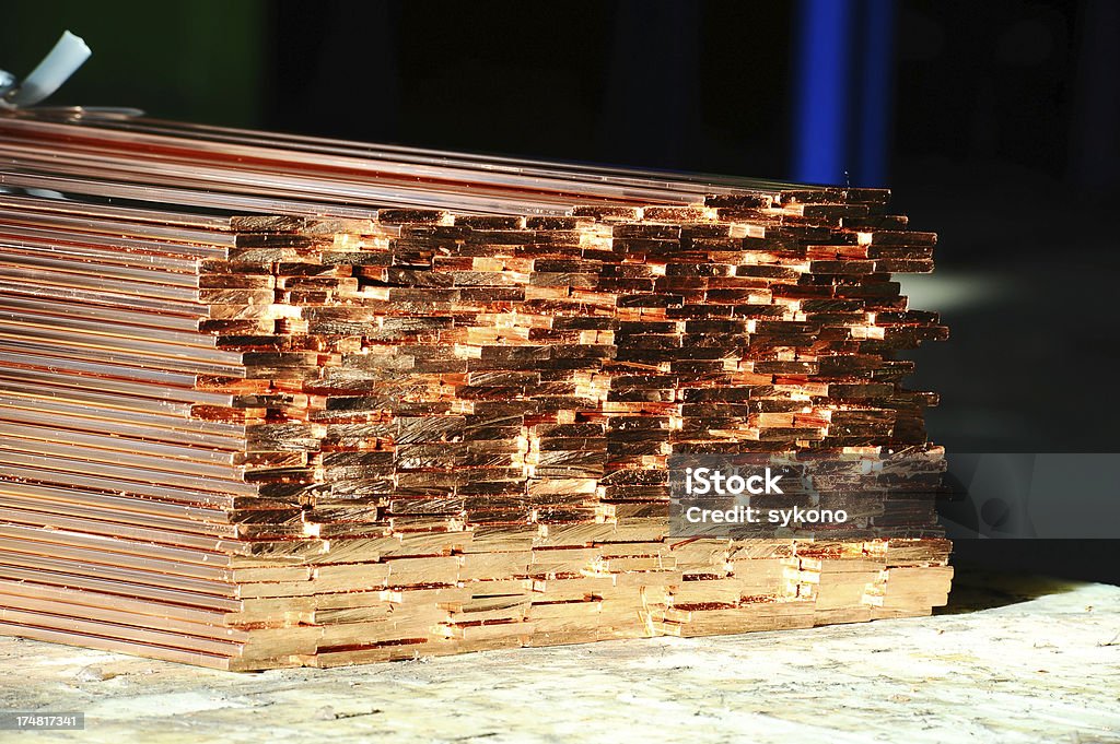 Novo de cobre brilhantes em uma fábrica de barras de metal - Foto de stock de Cobre royalty-free