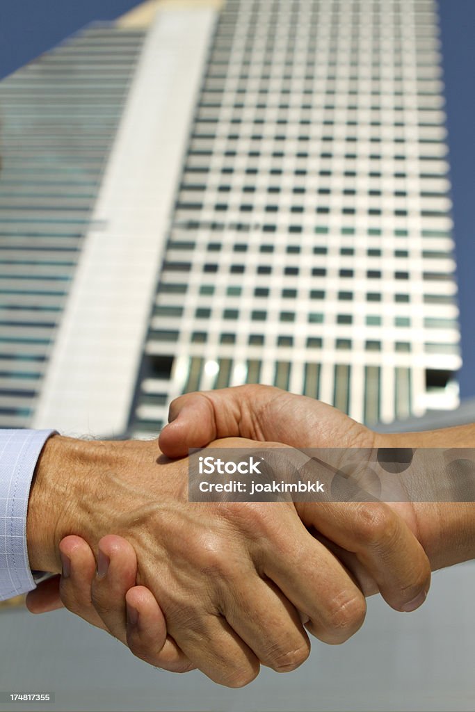 Poignée de main affaires dans le quartier des finances - Photo de Accord - Concepts libre de droits