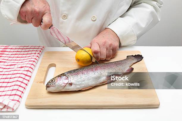 Foto de O Chef Prepara Limão Antes De Filleting Peixe Trutaarcoíris e mais fotos de stock de Alimentação Saudável