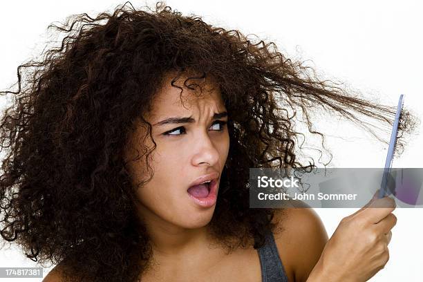 Photo libre de droit de Cheveux Ébouriffés banque d'images et plus d'images libres de droit de Femmes - Femmes, Cheveux ébouriffés, Se peigner