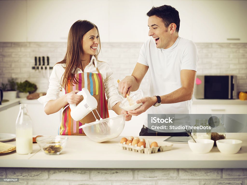 Felice giovane Coppia In cucina - Foto stock royalty-free di Cuocere al forno