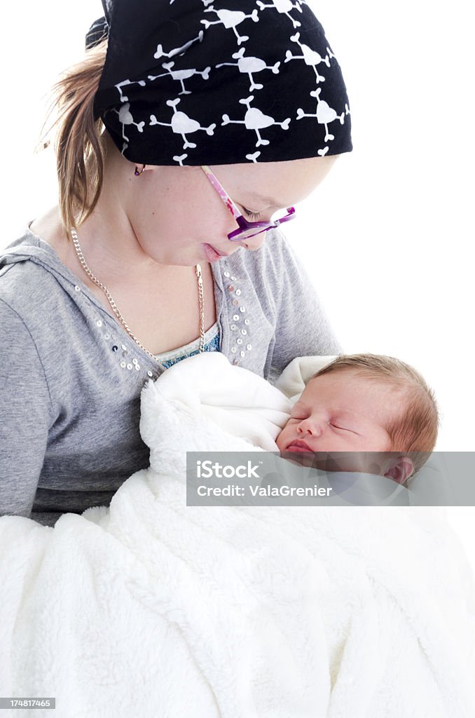 Grande sœur regardant vers le bas à nouveau-né frère ou sœur. - Photo de 0-1 mois libre de droits