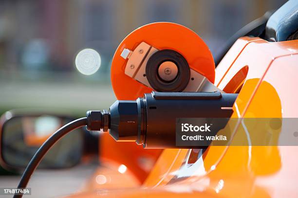 Cargo Orange Electric Car Foto de stock y más banco de imágenes de Coche - Coche, Coche eléctrico - Coche alternativo, Cable de conducción eléctrica