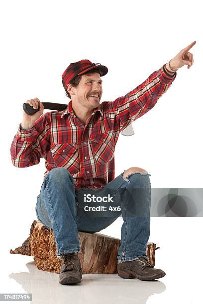 木こり木の切り株の上に座って指を指す - 1人のストックフォトや画像を多数ご用意 - 1人, 30代, 30代の男性
