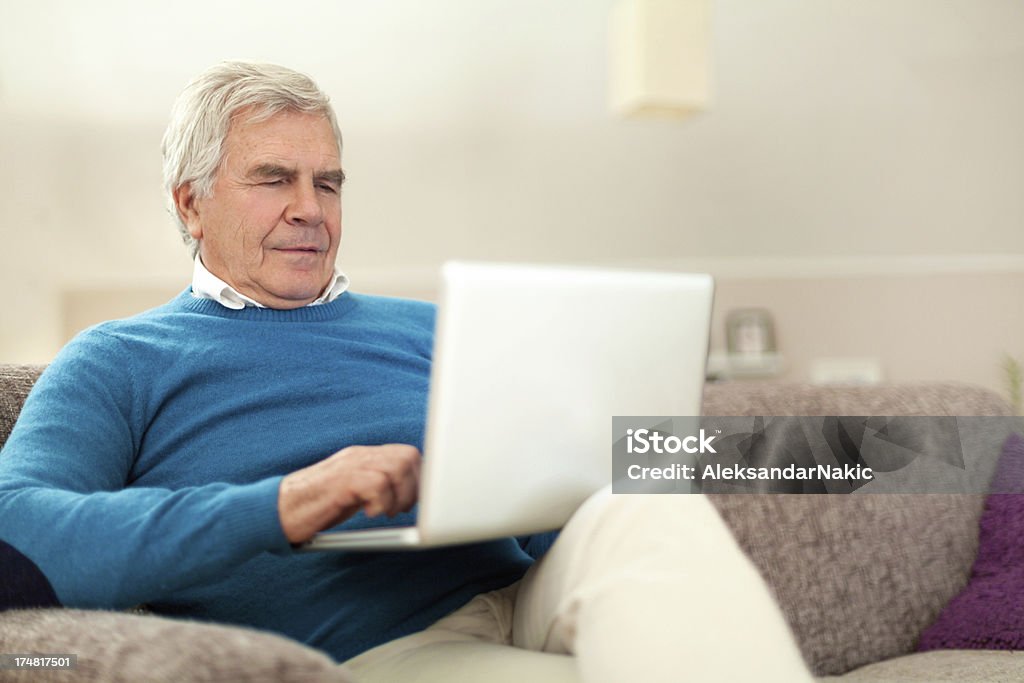 Homme Senior à l'aide d'un ordinateur - Photo de Adulte libre de droits
