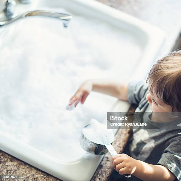 Baby Gericht Waschen Stockfoto und mehr Bilder von 12-23 Monate - 12-23 Monate, Abwaschen, Ansicht aus erhöhter Perspektive