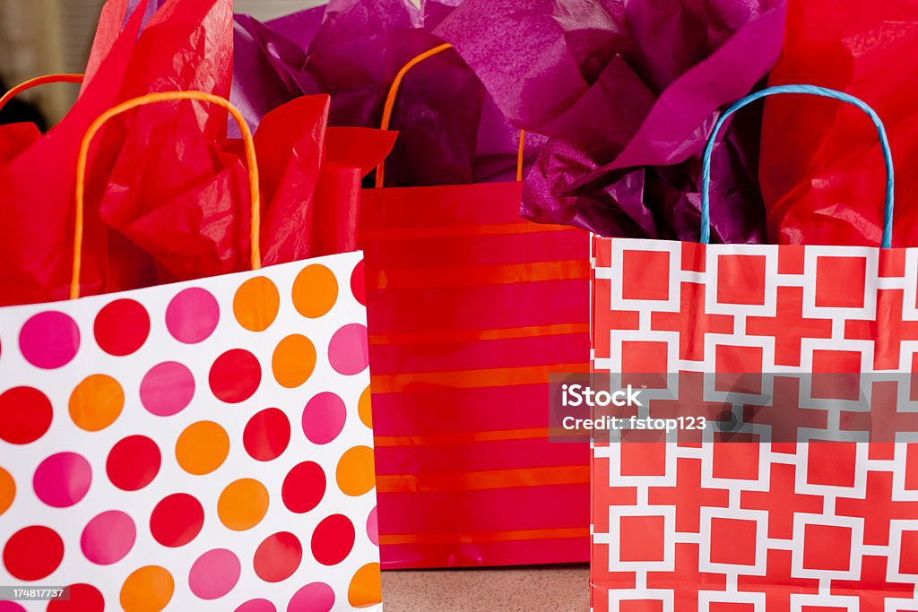 Bolsas rojas con regalos de San Valentín de papel colorido tejido - Foto de stock de Bolsa - Objeto fabricado libre de derechos