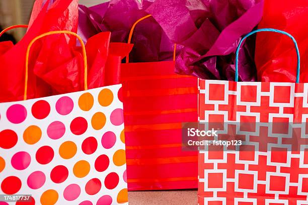 Bolsas Rojas Con Regalos De San Valentín De Papel Colorido Tejido Foto de stock y más banco de imágenes de Bolsa - Objeto fabricado