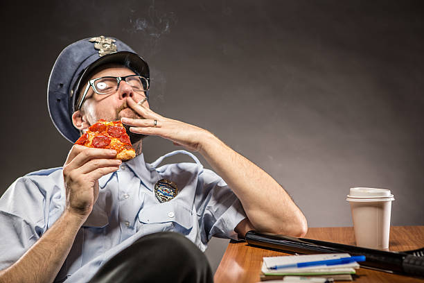 cop entspannen mit zigarette pizza und kaffee - humor badge blue crime stock-fotos und bilder