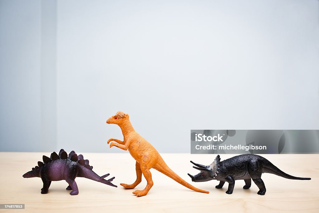 Les dinosaures alignées - Photo de Dinosaure en jouet libre de droits