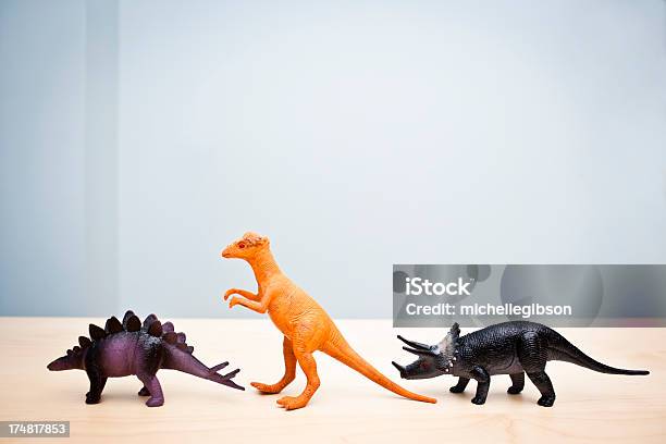 Photo libre de droit de Les Dinosaures Alignées banque d'images et plus d'images libres de droit de Dinosaure en jouet - Dinosaure en jouet, Animal disparu, Contraste