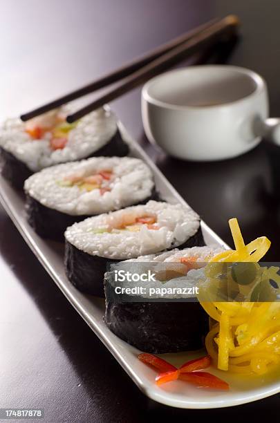 Sushi Comida En La Mesa De Comedor Foto de stock y más banco de imágenes de Aguacate - Aguacate, Alga Marina, Alimento