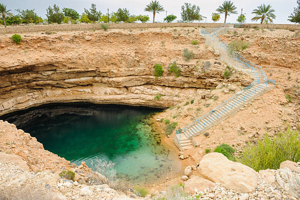 유명한 피트케언 싱크홀 - natural phenomenon hawiyat najm park cliff cave 뉴스 사진 이미지