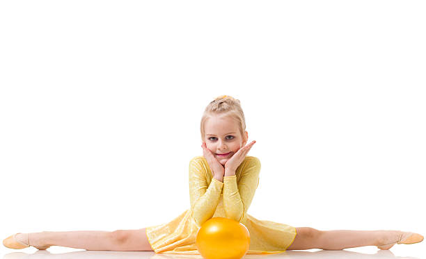 小さな女の子分割体操を白で分離 - gymnastics smiling little girls only isolated on white ストックフォトと画像